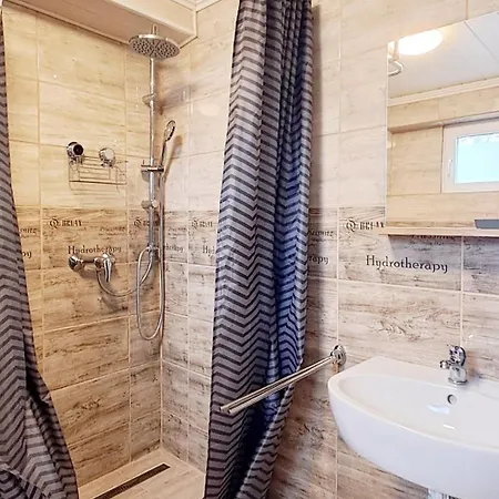 Napvirag - Koezel Mindenhez アパート *