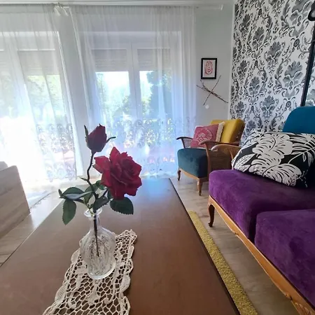 Napvirag - Koezel Mindenhez アパート *