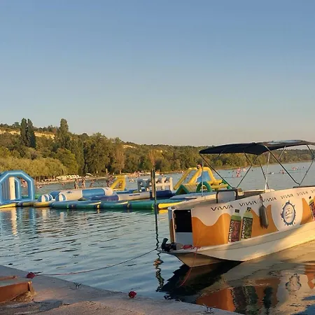 アパート Napvirag - Koezel Mindenhez バラトンアカラッチャ