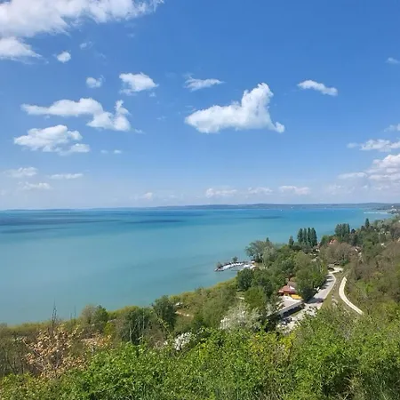 Napvirag - Koezel Mindenhez アパート *