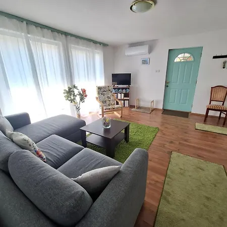 Napvirag - Koezel Mindenhez アパート バラトンアカラッチャ