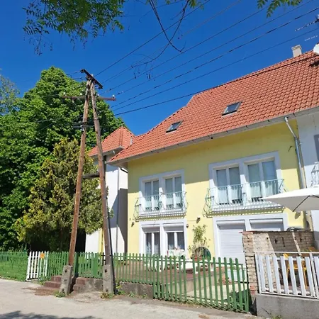 アパート Napvirag - Koezel Mindenhez *